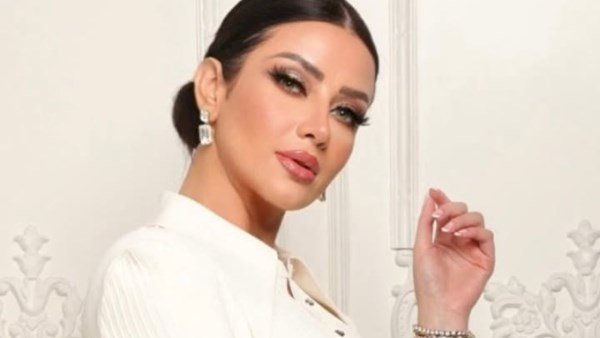 رضوى الشربيني في رسالة غامضة: الدنيا ما بتقفش على حد