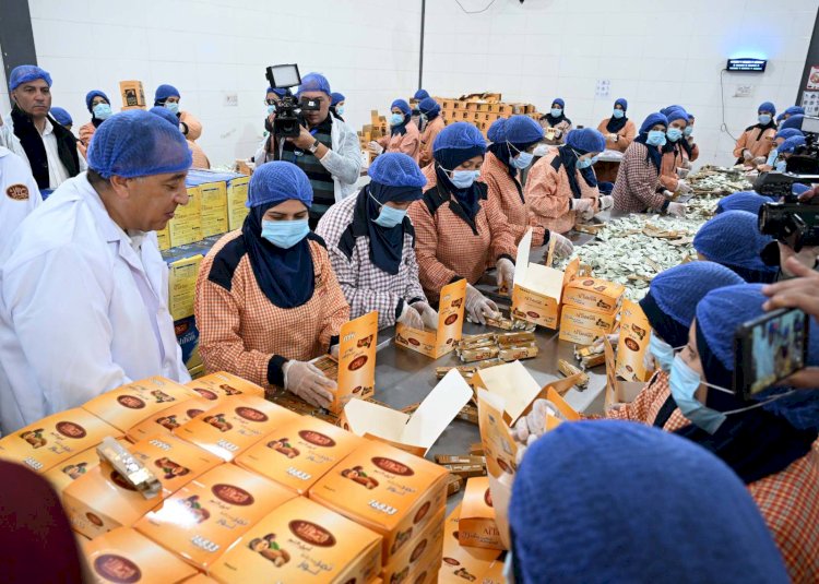 رئيس الوزراء يتفقد شركة " الطحان" المتخصصة في تصنيع وتعبئة التمور