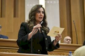 أميرة العادلى: الأطفال حتى سن العامين يستخدمون الموبايل كالأكل والشرب