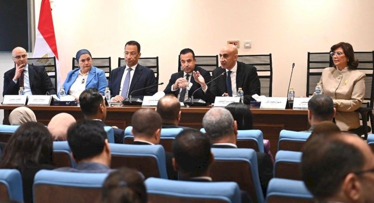 وزير التعليم يناقش قانون حماية الأطفال من مخاطر السوشيال ميديا