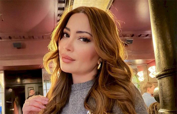 نسرين طافش تخطف الأنظار بإطلالة شتوية أنيقة في شوارع باريس