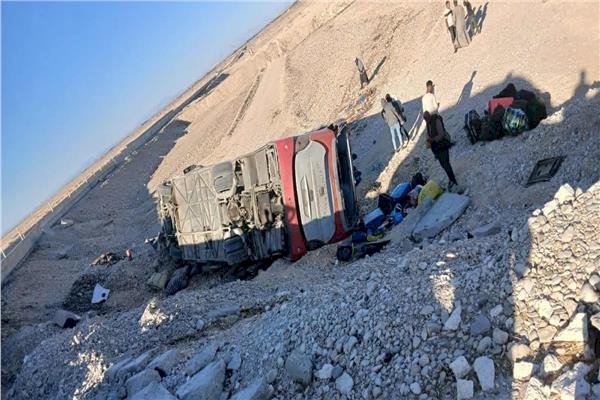 إصابة 44 شخصًا في انقلاب أتوبيس بطريق قنا – سوهاج ونقلهم للمستشفى