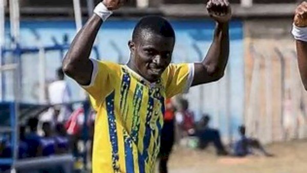 خلال العودة من مباراة ..مقتل لاعب غاني في هجوم مسلح على حافلة فريق بيريكوم تشيلسي