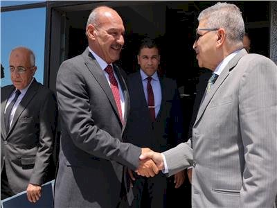 الفريق أسامة ربيع يبحث سبل التعاون مع محافظ السويس