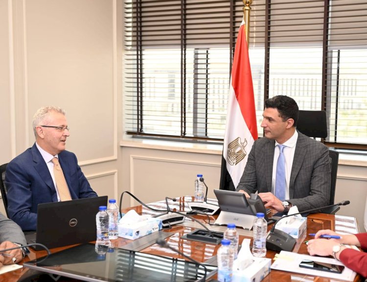 وزير الصناعة يبحث مع شركة "جي بي أوتو" مشروعاتها الحالية