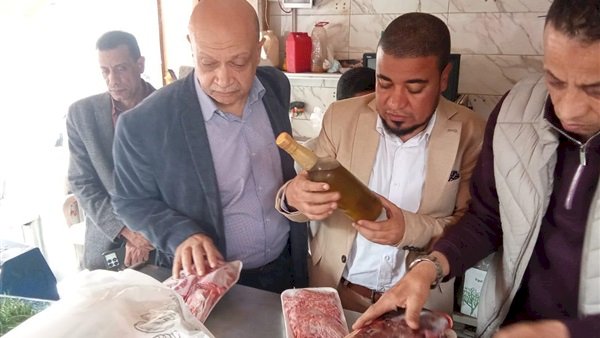 بتكليف من وزير الزراعة.. حملة مكبرة تداهم محلاً انتحل صفة الوزارة لبيع لحوم غير صالحة بالقليوبية