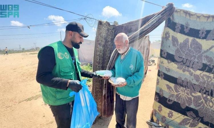 25000 وجبة جديدة.. مركز الملك سلمان للإغاثة يواصل توزيع الوجبات الغذائية لأهالي قطاع غزة