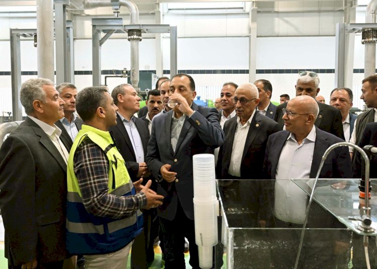 رئيس الوزراء يتفقد محطة تحلية مياه البحر بمدينة العريش