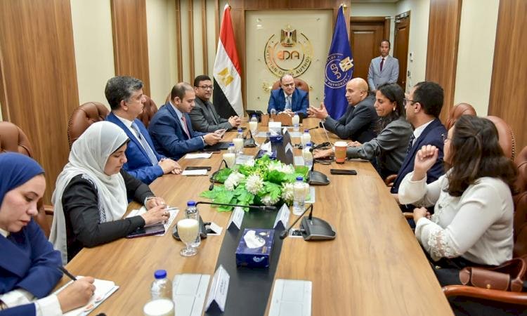 رئيس هيئة الدواء يبحث مع شركة لوريال تعزيز الاستثمار في مستحضرات التجميل