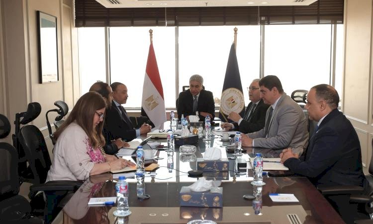 وزير السياحة والآثار يبحث سبل تطوير منظومة العمل في مجال الغوص والأنشطة البحرية في مصر