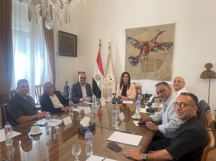 وزيرة الثقافة تبحث مع صُنّاع السينما سبل تطوير الصناعة وتعزيز تنافسيتها