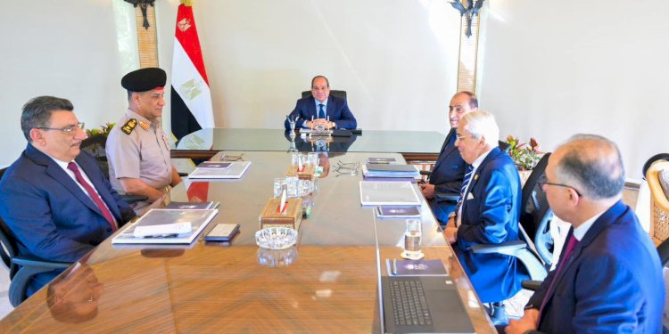 الرئيس السيسي يجتمع مع وزير الدفاع والإنتاج الحربي