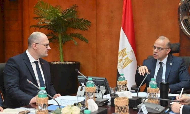 وزير الاستثمار يبحث مع سفير بيلاروسيا تعميق التصنيع المحلي وتطوير الشراكات الصناعية والتبادل التجاري
