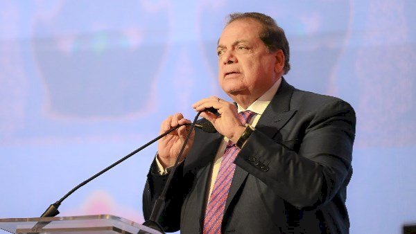 أبو العينين يحذر من مستقبل الخوارزميات: لا يجب ترك مصير الإنسان للآلة