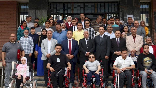 جامعة المنيا : توزيع 20 جهاز حاسب لوحى و5 كراسي كهربائية للطلاب ذوي الإعاقة