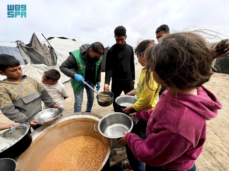 تواصل عمليات توزيع المساعدات على سكان قطاع غزة عبر أطقم مركز الملك سلمان الإغاثي