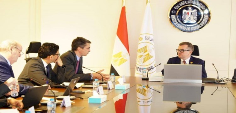وزير التخطيط يبحث مع البنك الدولي جهود إعداد استراتيجية الاستثمار الأجنبي المباشر