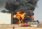 امتداد حريق من مصنع بويات إلى مصنع كرتون بالعاشر من رمضان وفرق الحماية المدنية تحاول السيطرة عليه