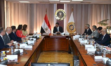 وزير الصناعة يبحث مع وفد Gürok Group خطة إقامة مشروع لإنتاج المنتجات الزجاجية في مصر لتعزيز الاستثمار والتصدير