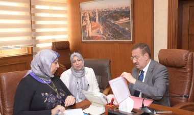 محافظ بورسعيد يسلم مساعدات مالية لعدد من الأسر الأولى بالرعاية