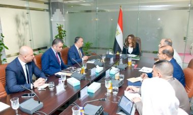 وزيرة التنمية المحلية والبيئة تبحث تطوير منظومة النقل الجماعي للميكروباص والسيرفيس