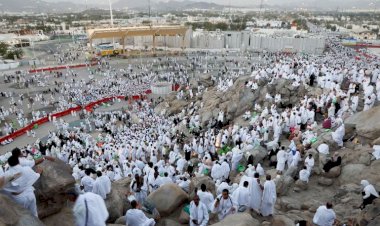 توافد ضيوف الرحمن إلى صعيد عرفات لأداء ركن الحج الأعظم