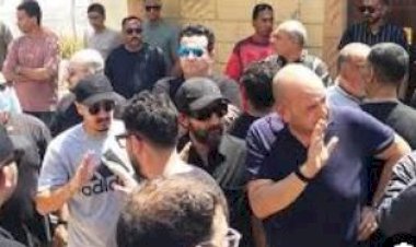 أحمد حلمى يعلن اقتصار عزاء والدته على المقابر فقط وخلال تشييع جثمانها