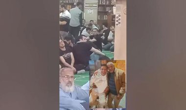 حمو بيكا يؤدي صلاة الجنازة على والده بمسجد العمري بالإسكندرية
