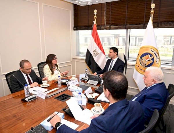 وزير الصناعة يلتقي مسؤولي شركة طاقة عربية لبحث مشروعات الشركة الحالية والمستقبلية