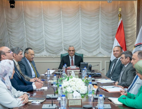 وزير الإنتاج الحربي يناقش تخفيض استهلاك الطاقة وأساليب خفض البصمة الكربونية