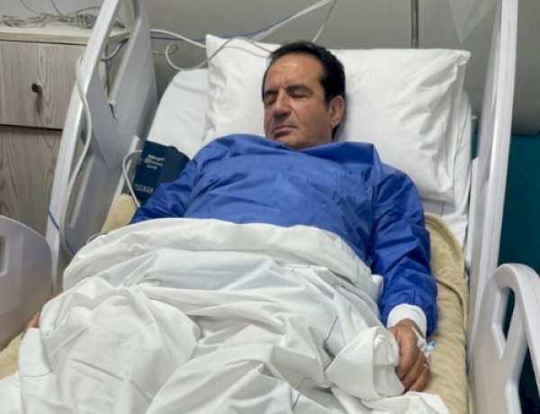 محمد ثروت يخضع لجراحة استئصال المرارة.. ونجله: الحمد لله خرج من العملية