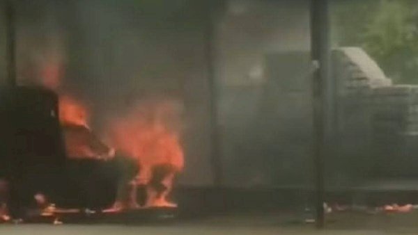 إخماد حريق سيارة أجرة داخل موقف النواصر بإسنا دون خسائر بشرية