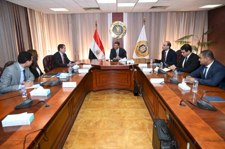 وزير الصناعة يبحث مع وفد شركة سيمكس العالمية رؤية الشركة للتوافق مع خطط الدولة للتنمية الصناعية
