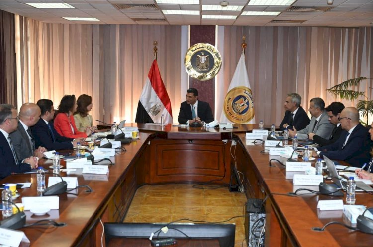 وزير الصناعة يبحث مع وفد Gürok Group خطة إقامة مشروع لإنتاج المنتجات الزجاجية في مصر لتعزيز الاستثمار والتصدير