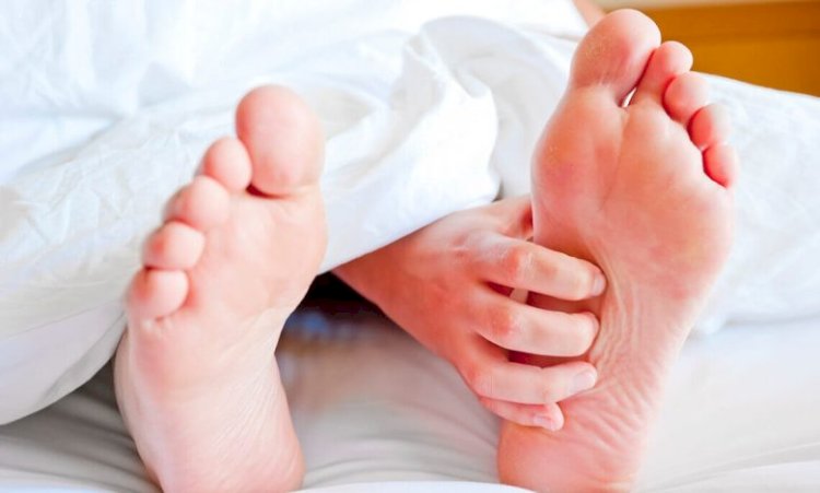 سخونة القدمين.. عرض شائع قد يكون بسيطًا أو مؤشرًا لمشكلة صحية
