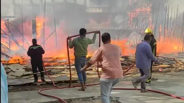 حريق في مصنع أخشاب بالعاشر من رمضان والحماية المدنية تدفع بسيارات الإطفاء