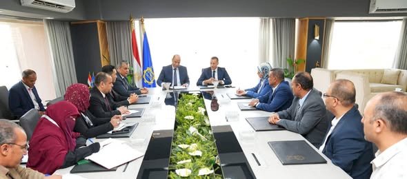 وزير العمل ومحافظ أسوان يبحثان مع" اللجنة الاستشارية" تحديات" العمالة غير المنتظمة " في قطاع المناجم والمحاجر