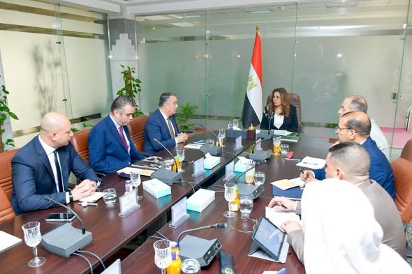 وزيرة التنمية المحلية والبيئة تبحث تطوير منظومة النقل الجماعي للميكروباص والسيرفيس
