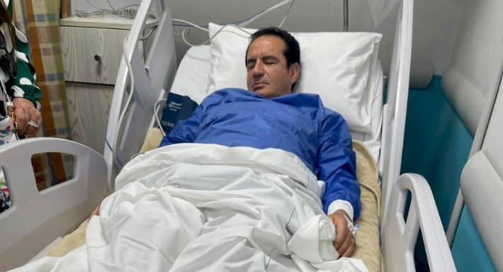 محمد ثروت يخضع لجراحة استئصال المرارة.. ونجله: الحمد لله خرج من العملية