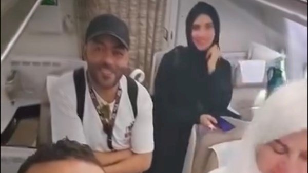 تامر عاشور يؤدي مناسك الحج برفقة زوجته نانسي نور