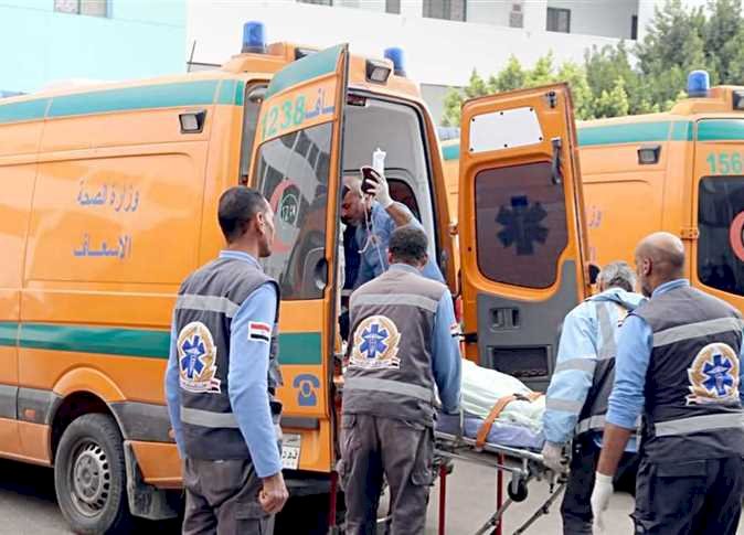 مصرع سائق وإصابة فتاة إثر حادث تصادم سيارة ودراجة بأبو النمرس
