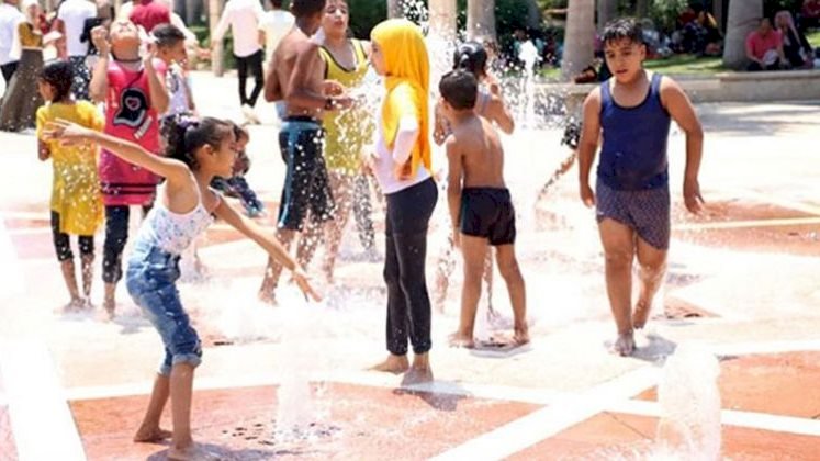 الأطفال يحتفلون بأول أيام عيد الأضحى بحديقة الأزهر