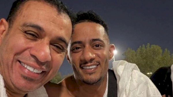محمود الليثي يشارك صورة من الحج برفقة محمد رمضان ويعلق: «ربنا يتقبل منا ومنكم»