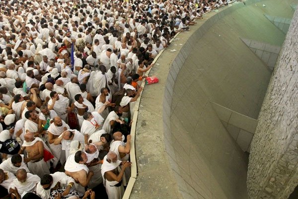 الحجاج يواصلون رمي الجمرات في ثاني أيام التشريق.. وبدء مغادرة المتعجلين