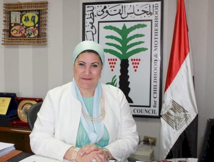 رئيسة المجلس القومي للطفولة والأمومة تتلقى تقريرًا عن انتظام العمل بخط نجدة الطفل