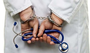 التحفظ على الطبيب.. ملابسات وفاة أجنبية عقب جراحة استئصال ورم بالرحم في الوراق