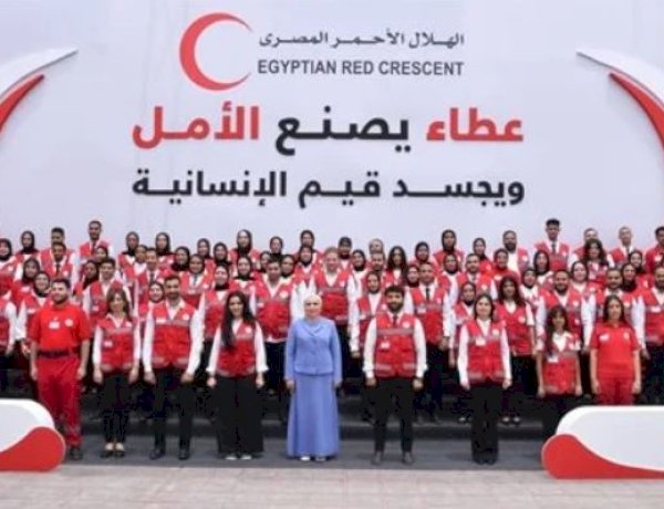 السيدة انتصار السيسى تشهد مع متطوعى الهلال الأحمر وصول مساعدات غزة لمليون طن
