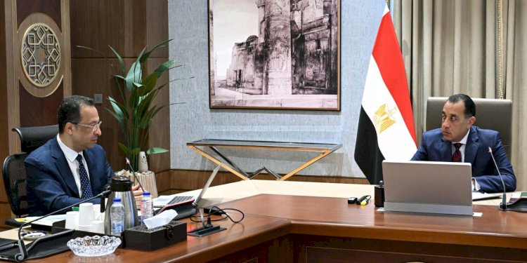 رئيس الوزراء يبحث مع وزير الاتصالات خطط تطوير القطاع وزيادة صادرات التعهيد إلى 6 مليارات دولار