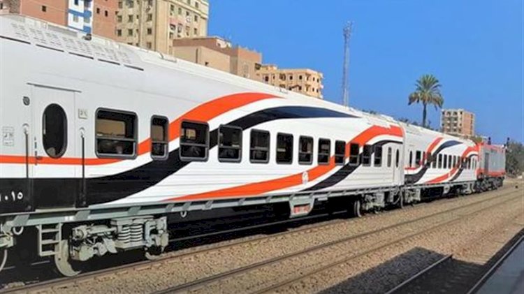 النقل تكشف تفاصيل حادث اقتحام مزلقان ميت حلفا واصطدام عربة ربع نقل بأحد القطارات
