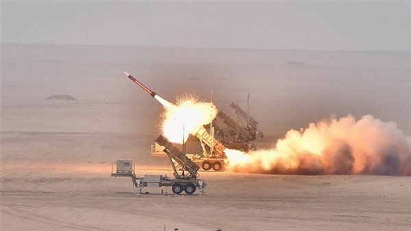 الدفاعات الجوية الكويتية تتصدى حالياً لهجمات صاروخية وطائرات مسيرة معادية